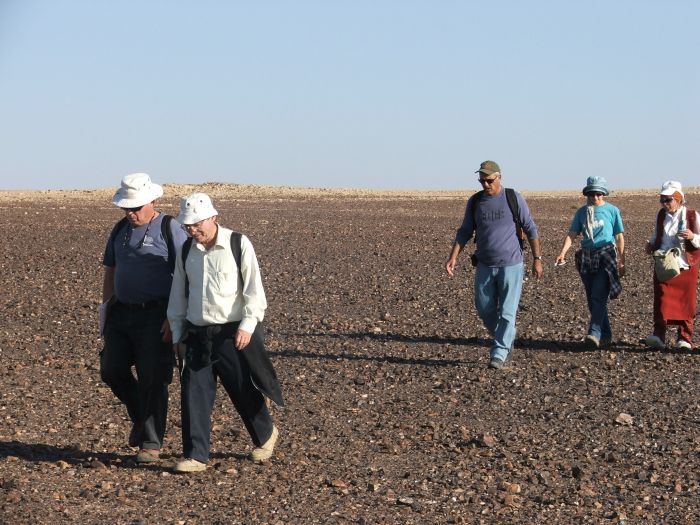 מטיילים בנחל תקוע בקרבת עין נטוף- המעיין המטפטף מטיילים בנחל תקוע בקרבת עין נטוף- המעיין המטפטף
